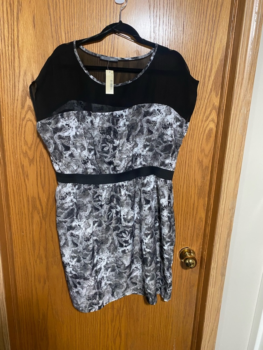 beautiful, black and grey stretch waist with pockets dress
